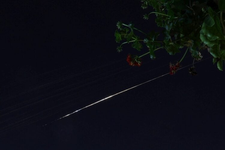 Το ισραηλινό σύστημα αεράμυνας αναχαιτίζει ένα ιρανικό βλήμα πάνω από την Ιερουσαλήμ (φωτ.: EPA/ ABIR SULTAN)