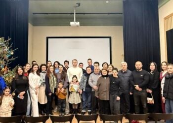 Η δραστήρια ομάδα της Ελληνικής Εθνικο-Πολιτιστικής Αυτονομίας «Ρωμιοσύνη» με τη ζωγράφο, τον συγγραφέα και πλήθος κόσμου στην εκδήλωση για τα 200 χρόνια από τον θάνατο του Ιωάννη Βαρβάκη (πηγή: Ελληνική Εθνικο-Πολιτιστική Αυτονομία «Ρωμιοσύνη»)