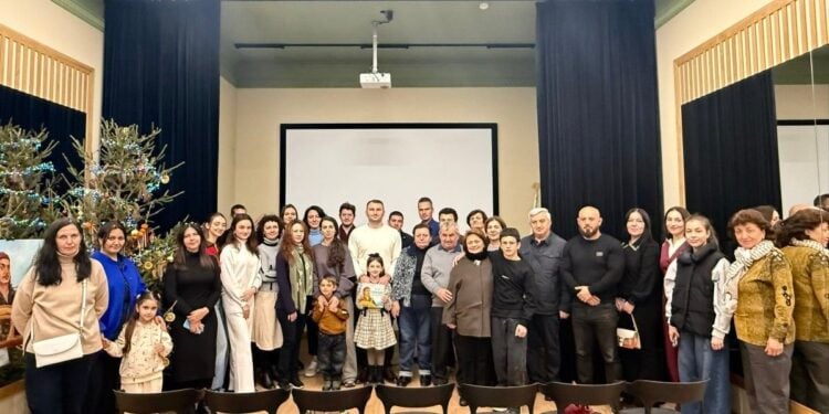 Η δραστήρια ομάδα της Ελληνικής Εθνικο-Πολιτιστικής Αυτονομίας «Ρωμιοσύνη» με τη ζωγράφο, τον συγγραφέα και πλήθος κόσμου στην εκδήλωση για τα 200 χρόνια από τον θάνατο του Ιωάννη Βαρβάκη (πηγή: Ελληνική Εθνικο-Πολιτιστική Αυτονομία «Ρωμιοσύνη»)