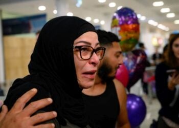 Επιβάτες πτήσης από το Ντουμπάι φτάνουν στο Διεθνές Αεροδρόμιο του Σίδνεϊ, στην Αυστραλία (φωτ.:  EPA/GEORGE CHAN AUSTRALIA AND NEW ZEALAND OUT)