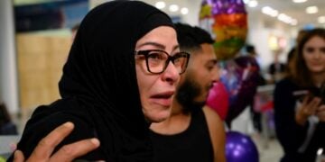 Επιβάτες πτήσης από το Ντουμπάι φτάνουν στο Διεθνές Αεροδρόμιο του Σίδνεϊ, στην Αυστραλία (φωτ.:  EPA/GEORGE CHAN AUSTRALIA AND NEW ZEALAND OUT)