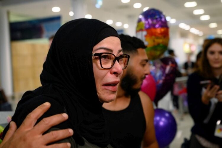 Επιβάτες πτήσης από το Ντουμπάι φτάνουν στο Διεθνές Αεροδρόμιο του Σίδνεϊ, στην Αυστραλία (φωτ.:  EPA/GEORGE CHAN AUSTRALIA AND NEW ZEALAND OUT)