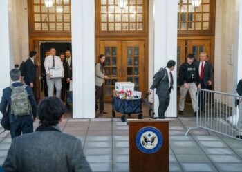 Κούτες και ένας εκτυπωτής μεταφέρονται έξω από το Κέντρο Παραστατικών Τεχνών της Τσαπάκουα αφότου ο πρώην πρόεδρος των ΗΠΑ Μπιλ Κλίντον, κατέθεσε στην Επιτροπή Εποπτείας της Βουλής σχετικά με την υπόθεση του Τζέφρι Έπστιν (φωτ.:  EPA/OLGA FEDOROVA)