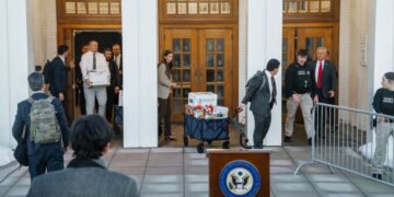 Κούτες και ένας εκτυπωτής μεταφέρονται έξω από το Κέντρο Παραστατικών Τεχνών της Τσαπάκουα αφότου ο πρώην πρόεδρος των ΗΠΑ Μπιλ Κλίντον, κατέθεσε στην Επιτροπή Εποπτείας της Βουλής σχετικά με την υπόθεση του Τζέφρι Έπστιν (φωτ.:  EPA/OLGA FEDOROVA)