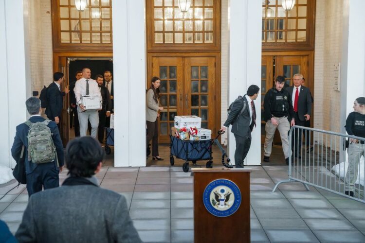 Κούτες και ένας εκτυπωτής μεταφέρονται έξω από το Κέντρο Παραστατικών Τεχνών της Τσαπάκουα αφότου ο πρώην πρόεδρος των ΗΠΑ Μπιλ Κλίντον, κατέθεσε στην Επιτροπή Εποπτείας της Βουλής σχετικά με την υπόθεση του Τζέφρι Έπστιν (φωτ.: EPA/OLGA FEDOROVA)