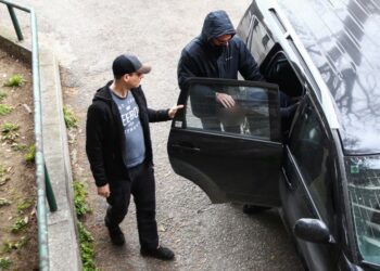 Στιγμιότυπο από τη μεταφορά του 23χρονου που κατηγορείται για τη δολοφονία 20χρονου στην περιοχή της Καλαμαριάς Θεσσαλονίκης, στον ανακριτή (φωτ.: EUROKINISSI)