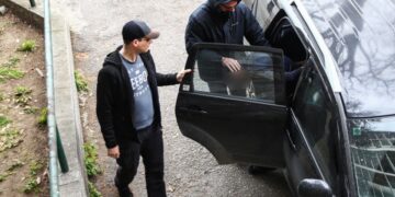 Στιγμιότυπο από τη μεταφορά του 23χρονου που κατηγορείται για τη δολοφονία 20χρονου στην περιοχή της Καλαμαριάς Θεσσαλονίκης, στον ανακριτή (φωτ.: EUROKINISSI)