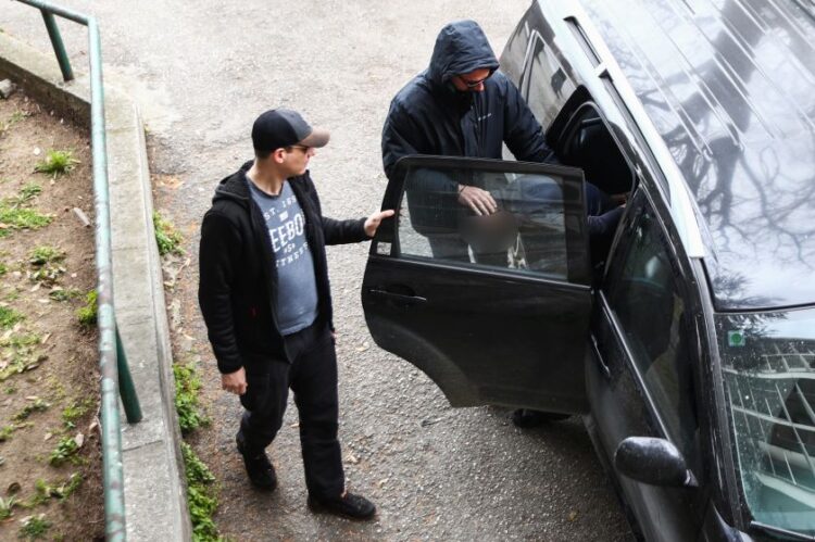 Στιγμιότυπο από τη μεταφορά του 23χρονου που κατηγορείται για τη δολοφονία 20χρονου στην περιοχή της Καλαμαριάς Θεσσαλονίκης, στον ανακριτή (φωτ.: EUROKINISSI)