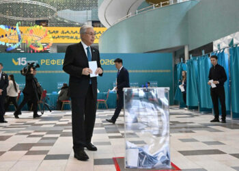 O Κάσιμ-Τζομάρτ Τοκάεφ σε εκλογικό κέντρο, Κυριακή 15 Μαρτίου 2026 (φωτ.: Χ / Kazinform)