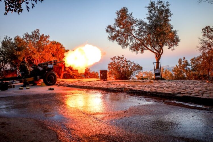 Ρίψη 21 χαιρετιστήριων βολών απο το πυροβολείο του Λυκαβηττού για την εθνική επέτειο της 25ης Μαρτίου 1821 (φωτ. αρχείου: ΚΩΣΤΑΣ ΤΖΟΥΜΑΣ / EUROKINISSI)