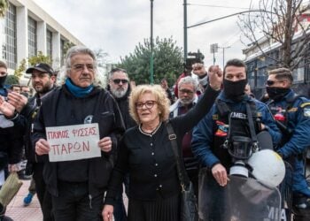 Οι γονείς του Παύλου Φύσσα μαζί με κόσμο πανηγυρίζουν για την απόφαση του Εφετείου Αθηνών στη δίκη, σε β' βαθμό, των μελών της εγκληματικής οργάνωσης «Χρυσή Αυγή» (φωτ.: EUROKINISSI)