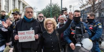 Οι γονείς του Παύλου Φύσσα μαζί με κόσμο πανηγυρίζουν για την απόφαση του Εφετείου Αθηνών στη δίκη, σε β' βαθμό, των μελών της εγκληματικής οργάνωσης «Χρυσή Αυγή» (φωτ.: EUROKINISSI)