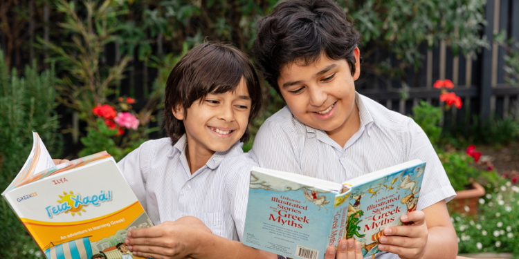 Ο Ίλια και ο Γιασάρ απολαμβάνουν να μαθαίνουν ελληνικά. Όλες οι φωτογραφίες είναι της Άτιε Μοχεμπαλί (φωτ.: The Greek Herald)