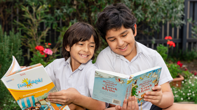Ο Ίλια και ο Γιασάρ απολαμβάνουν να μαθαίνουν ελληνικά. Όλες οι φωτογραφίες είναι της Άτιε Μοχεμπαλί (φωτ.: The Greek Herald)