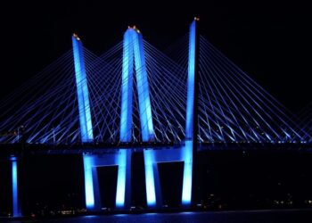 Η γέφυρα Mario M. Cuomo φωταγωγημένη στα χρώματα της ελληνικής σημαίας (φωτ.: Ομοσπονδία Ελληνικών Σωματείων Μείζονος Νέας Υόρκης)