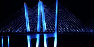 Η γέφυρα Mario M. Cuomo φωταγωγημένη στα χρώματα της ελληνικής σημαίας (φωτ.: Ομοσπονδία Ελληνικών Σωματείων Μείζονος Νέας Υόρκης)