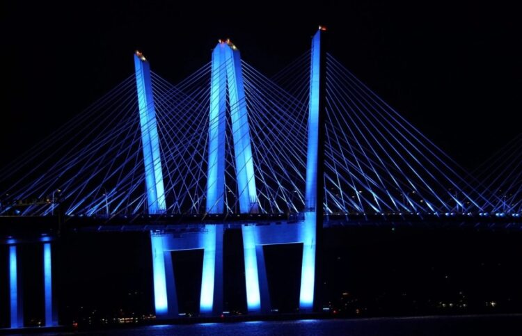 Η γέφυρα Mario M. Cuomo φωταγωγημένη στα χρώματα της ελληνικής σημαίας (φωτ.: Ομοσπονδία Ελληνικών Σωματείων Μείζονος Νέας Υόρκης)