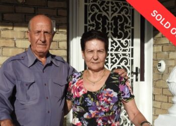 Ο Παναγιώτης Δαλγίτης με τη σύζυγό του Ασπασία, έξω από το σπίτι τους στο Marrickville, φωτογραφημένοι από τον Βασίλη Βασίλα (φωτ.: facebook/Syndesmos Connecting People and Their Stories)