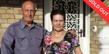 Ο Παναγιώτης Δαλγίτης με τη σύζυγό του Ασπασία, έξω από το σπίτι τους στο Marrickville, φωτογραφημένοι από τον Βασίλη Βασίλα (φωτ.: facebook/Syndesmos Connecting People and Their Stories)