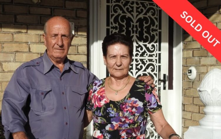 Ο Παναγιώτης Δαλγίτης με τη σύζυγό του Ασπασία, έξω από το σπίτι τους στο Marrickville, φωτογραφημένοι από τον Βασίλη Βασίλα (φωτ.: facebook/Syndesmos Connecting People and Their Stories)