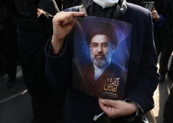 Ιρανή κρατά τη φωτογραφία του νέου ιρανού ηγέτη Μοτζταμπά Χαμενεΐ στη διάρκεια συγκέντρωσης στην Τεχεράνη (φωτ.: EPA/Abedin Taherkenareh)