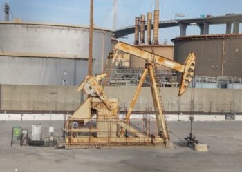 Αντλία άντλησης πετρελαίου, λιμάνι του Λονγκ Μπιτς στην Καλιφόρνια. Η κλιμάκωση της σύγκρουσης στη Μέση Ανατολή και το κλείσιμο των Στενών του Ορμούζ ανησυχούν τις αγορές (φωτ.: EPA/CHRIS TORRES)