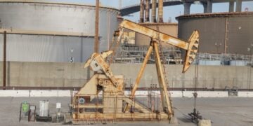 Αντλία άντλησης πετρελαίου, λιμάνι του Λονγκ Μπιτς στην Καλιφόρνια. Η κλιμάκωση της σύγκρουσης στη Μέση Ανατολή και το κλείσιμο των Στενών του Ορμούζ ανησυχούν τις αγορές (φωτ.: EPA/CHRIS TORRES)