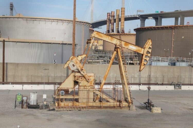 Αντλία άντλησης πετρελαίου, λιμάνι του Λονγκ Μπιτς στην Καλιφόρνια. Η κλιμάκωση της σύγκρουσης στη Μέση Ανατολή και το κλείσιμο των Στενών του Ορμούζ ανησυχούν τις αγορές (φωτ.: EPA/CHRIS TORRES)