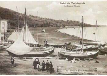 Η παραλία στα Πλάτανα Πόντου. Ναυπηγείο ιστιοφόρων. Φωτογραφία των Αδελφών Κακούλη, δεκαετία 1890 (πηγή: Εθνικό Ιστορικό Μουσείο – nhmuseum.gr)