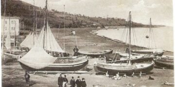 Η παραλία στα Πλάτανα Πόντου. Ναυπηγείο ιστιοφόρων. Φωτογραφία των Αδελφών Κακούλη, δεκαετία 1890 (πηγή: Εθνικό Ιστορικό Μουσείο – nhmuseum.gr)