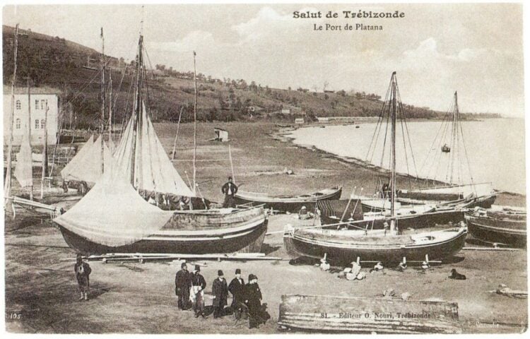 Η παραλία στα Πλάτανα Πόντου. Ναυπηγείο ιστιοφόρων. Φωτογραφία των Αδελφών Κακούλη, δεκαετία 1890 (πηγή: Εθνικό Ιστορικό Μουσείο – nhmuseum.gr)