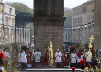 Ο Πάπας Λέων ΙΔ' (κέντρο) τελεί την Αγία Λειτουργία της Κυριακής των Βαΐων στην Πλατεία του Αγίου Πέτρου, στην Πόλη του Βατικανού (φωτ.: EPA/ANGELO CARCONI)