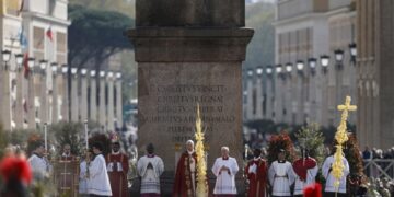 Ο Πάπας Λέων ΙΔ' (κέντρο) τελεί την Αγία Λειτουργία της Κυριακής των Βαΐων στην Πλατεία του Αγίου Πέτρου, στην Πόλη του Βατικανού (φωτ.: EPA/ANGELO CARCONI)