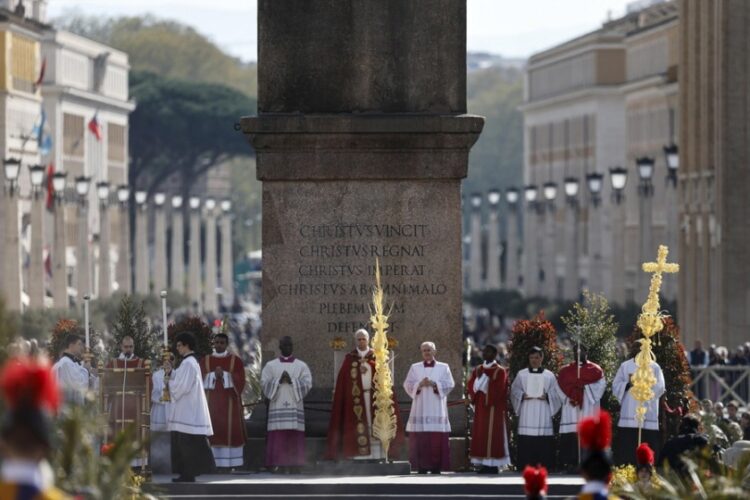 Ο Πάπας Λέων ΙΔ' (κέντρο) τελεί την Αγία Λειτουργία της Κυριακής των Βαΐων στην Πλατεία του Αγίου Πέτρου, στην Πόλη του Βατικανού (φωτ.: EPA/ANGELO CARCONI)