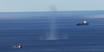 Καπνός υψώνεται στη θάλασσα της Χάιφα, μετά την πτώση ιρανικού πυραύλου (φωτ.: Epa/Atef Safadi)