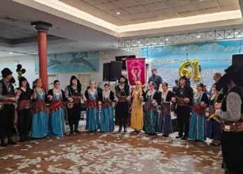 Τα χορευτικά του Συλλόγου Ποντίων «Κομνηνοί» Νέας Υόρκης επί τω έργω. (φωτ.: Αναμνήσεις / Δημήτρης Τσάκας)