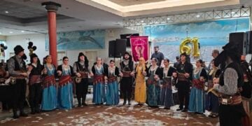 Τα χορευτικά του Συλλόγου Ποντίων «Κομνηνοί» Νέας Υόρκης επί τω έργω. (φωτ.: Αναμνήσεις / Δημήτρης Τσάκας)