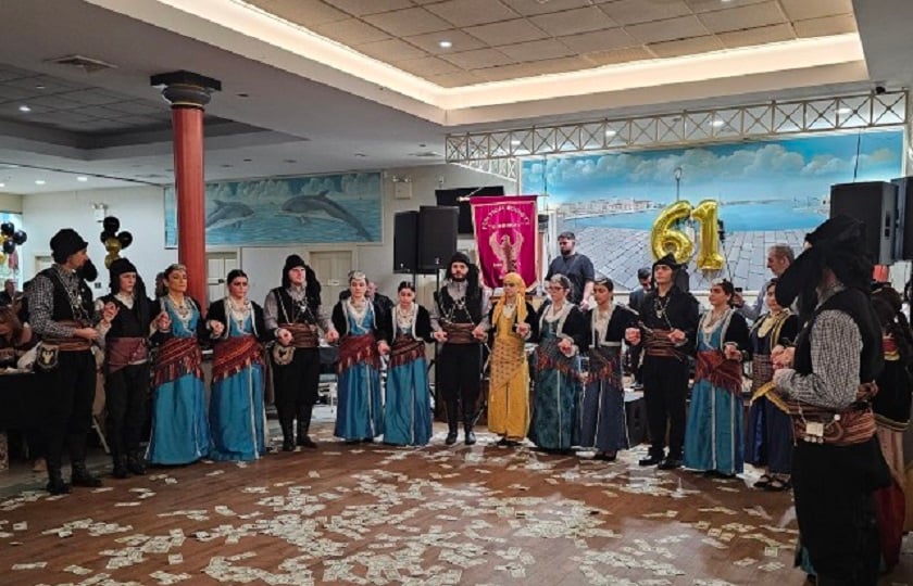 Τα χορευτικά του Συλλόγου Ποντίων «Κομνηνοί» Νέας Υόρκης επί τω έργω. (φωτ.: Αναμνήσεις / Δημήτρης Τσάκας)