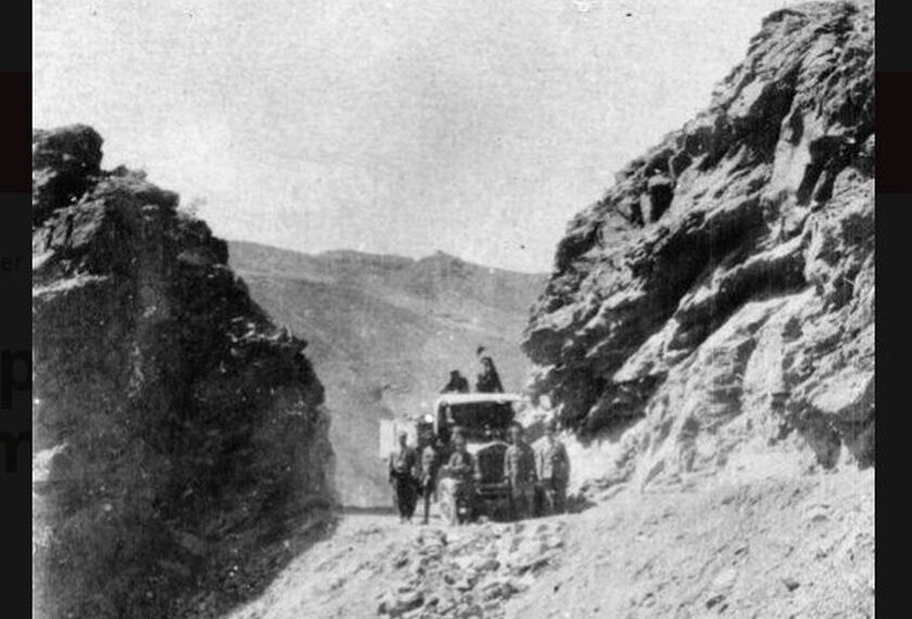 Άγνωστος φωτογράφος έχει απαθανατίσει, το 1916,  τη Ρωσική Μεραρχία Τεθωρακισμένων Οχημάτων καθ' οδόν προς την Τουρκία πιθανώς στον δρόμο μεταξύ Βλαδικαυκάζ και Ερζερούμ (πηγή: iwm.org.uk/collections/item/object/205350294)