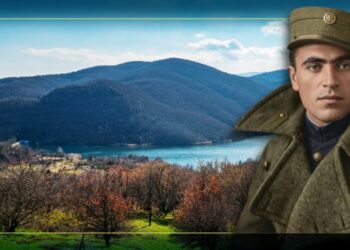 Ο διμοιρίτης-στρατιώτης του Ελληνικού Στρατού στο Αλβανικό Μέτωπο και αντιστασιακός πολεμιστής του ΕΛΑΣ Γεώργιος Συμεωνίδης με φόντο τη λίμνη Μεταλλείου, όπου έδρασε και έχασε τη ζωή του από τους Γερμανούς (φωτ. λίμνης: Ανέστης Αθανασιάδης, φωτ. Στρατιώτη και εικ.: Αλεξία Ιωαννίδου)