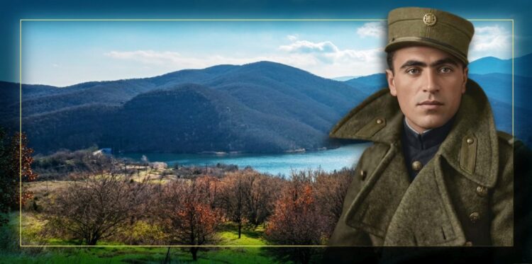 Ο διμοιρίτης-στρατιώτης του Ελληνικού Στρατού στο Αλβανικό Μέτωπο και αντιστασιακός πολεμιστής του ΕΛΑΣ Γεώργιος Συμεωνίδης με φόντο τη λίμνη Μεταλλείου, όπου έδρασε και έχασε τη ζωή του από τους Γερμανούς (φωτ. λίμνης: Ανέστης Αθανασιάδης, φωτ. Στρατιώτη και εικ.: Αλεξία Ιωαννίδου)