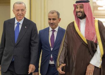 Ο Σαουδάραβας πρίγκιπας διάδοχος Μοχάμεντ μπιν Σαλμάν υποδέχεται τον πρόεδρο της Τουρκίας Ρετζέπ Ταγίπ Ερντογάν στην Τζέντα, στις 17 Ιουλίου 2023 (φωτ.: EPA / Bandar al-Jaloud)