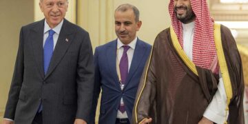 Ο Σαουδάραβας πρίγκιπας διάδοχος Μοχάμεντ μπιν Σαλμάν υποδέχεται τον πρόεδρο της Τουρκίας Ρετζέπ Ταγίπ Ερντογάν στην Τζέντα, στις 17 Ιουλίου 2023 (φωτ.: EPA / Bandar al-Jaloud)