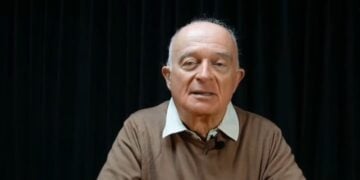 Ο πρέσβης ε.τ. Selim Kuneralp (πηγή: YouTube/ Serbestiyet)