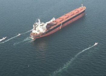 Εικόνα από το επίσημο site Sepahnews του Ιράν από τα Στενά του Ορμούζ. Το πλοίο που εικονίζεται δεν είναι το «Athe Nova» (φωτ.: EPA/ SEPAHNEWS HANDOUT)