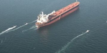 Εικόνα από το επίσημο site Sepahnews του Ιράν από τα Στενά του Ορμούζ. Το πλοίο που εικονίζεται δεν είναι το «Athe Nova» (φωτ.: EPA/ SEPAHNEWS HANDOUT)