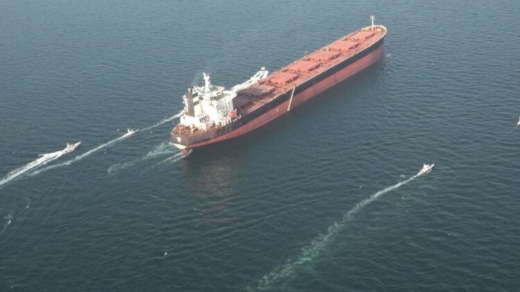 Εικόνα από το επίσημο site Sepahnews του Ιράν από τα Στενά του Ορμούζ. Το πλοίο που εικονίζεται δεν είναι το «Athe Nova» (φωτ.: EPA/ SEPAHNEWS HANDOUT)