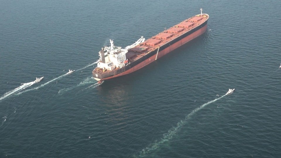 Εικόνα από το επίσημο site Sepahnews του Ιράν από τα Στενά του Ορμούζ. Το πλοίο που εικονίζεται δεν είναι το «Athe Nova» (φωτ.: EPA/ SEPAHNEWS HANDOUT)