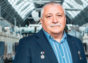 Ο πρώτος Έλληνας κοσμοναύτης Θεόδωρος Γιουρτσίχιν-Γραμματικόπουλος, στο Μουσείο Κοσμοναυτικής στη Μόσχα (VDNKh) (πηγή: TASS / ΑΠΕ-ΜΠΕ)