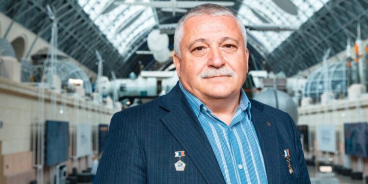 Ο πρώτος Έλληνας κοσμοναύτης Θεόδωρος Γιουρτσίχιν-Γραμματικόπουλος, στο Μουσείο Κοσμοναυτικής στη Μόσχα (VDNKh) (πηγή: TASS / ΑΠΕ-ΜΠΕ)